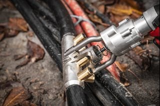 Crimpadora para Conectores de Seguridad M18 con 2 Baterías 2Ah, Cargador y Maletín Milwaukee M18 BSBT-202X