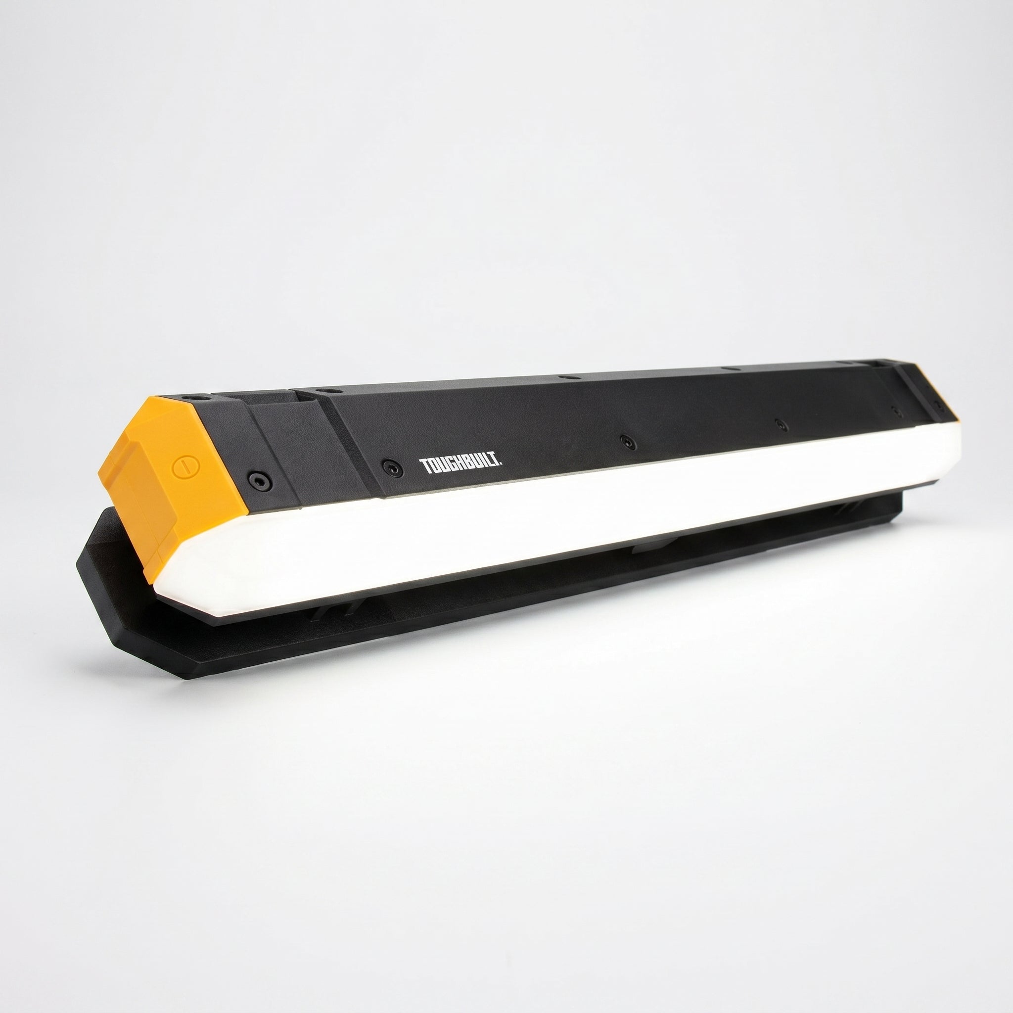 Barra de luz magnética ToughBuilt de 71 cm para gabinetes industriales.