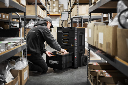 Estación de trabajo móvil StackTech XL con 4 cajones independientes para organización de suministros industriales y herramientas.