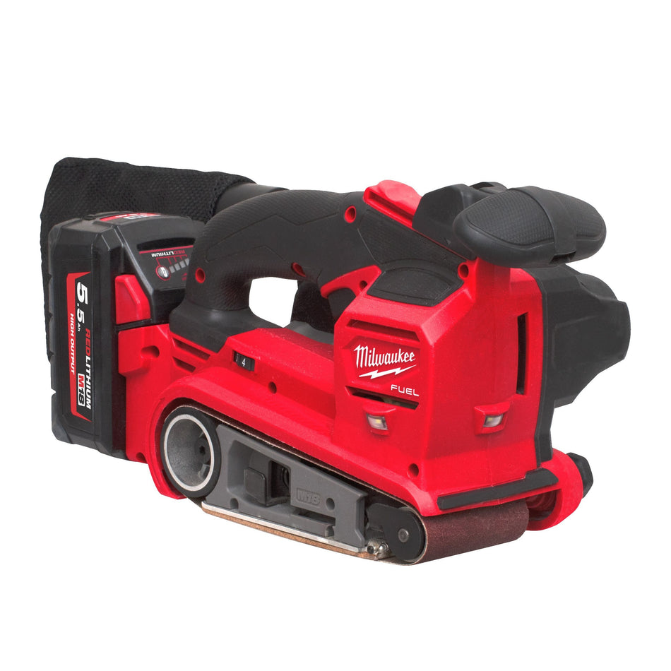 Lijadora de banda 75mm M18 FUEL con 2 Baterías 5.5Ah HIGH OUTPUT, Cargador Rápido y Maletín Milwaukee M18 FBTS75-552X
