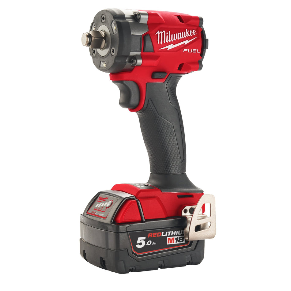 Llave de Impacto 1/2 M18 FUEL con Anillo de Fricción, 2 Baterías 5.0 Ah, Cargador Rápido y Maletín Milwaukee M18 FIW2F12-502X