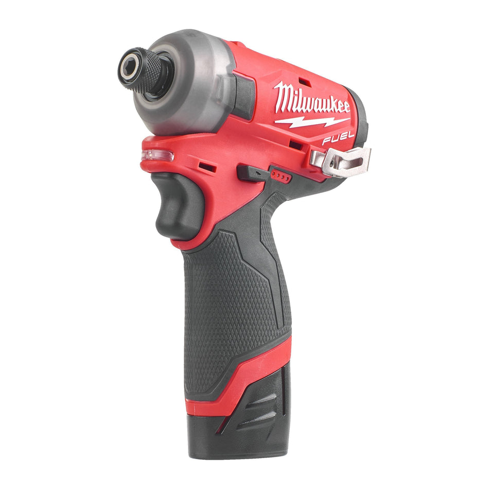 Atornillador de Impacto Silencioso SURGE™ M12 FQID FUEL™ Milwaukee 1/4" Hex con 2 Baterías 2.0Ah, Cargador y Maletín M12 FQID-202X
