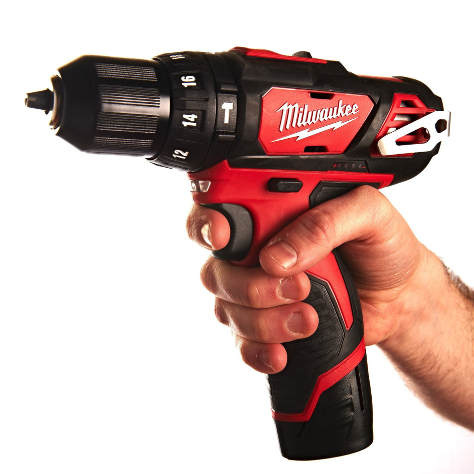 Taladro Percutor Subcompacto M12 BPD con 2 Baterías 2.0 Ah, Cargador y Maletín Milwaukee M12 BPD-202C
