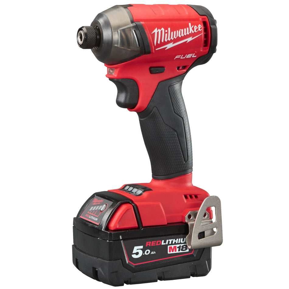 Atornillador de Impacto Hidráulico SURGE™ M18 FQID FUEL™ Milwaukee 1/4 Hex con 2 Baterías 5.0Ah, Cargador y Maletín M18 FQID-502X