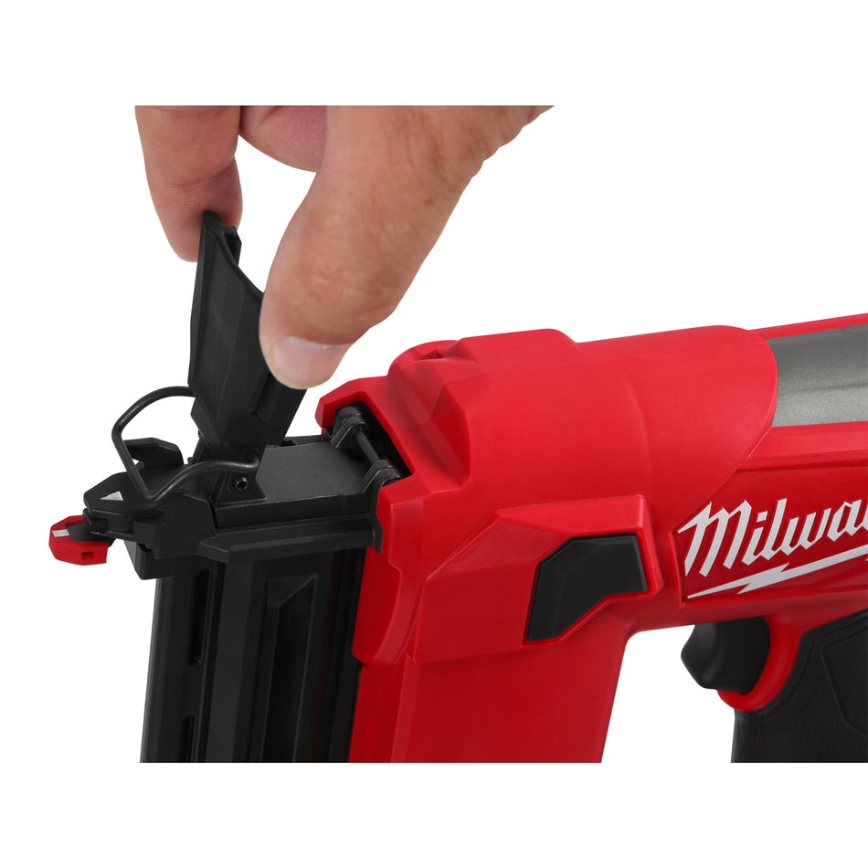 Clavadora de acabados 18GA M12 FUEL con Maletín Milwaukee M12 FCN18GS-0X