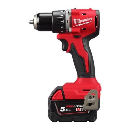 Taladro Percutor Compacto M18 sin Escobillas BLPDRC con 2 Baterías 5.0 Ah, Cargador Multivoltaje y Maletín Milwaukee M18 BLPDRC-502C