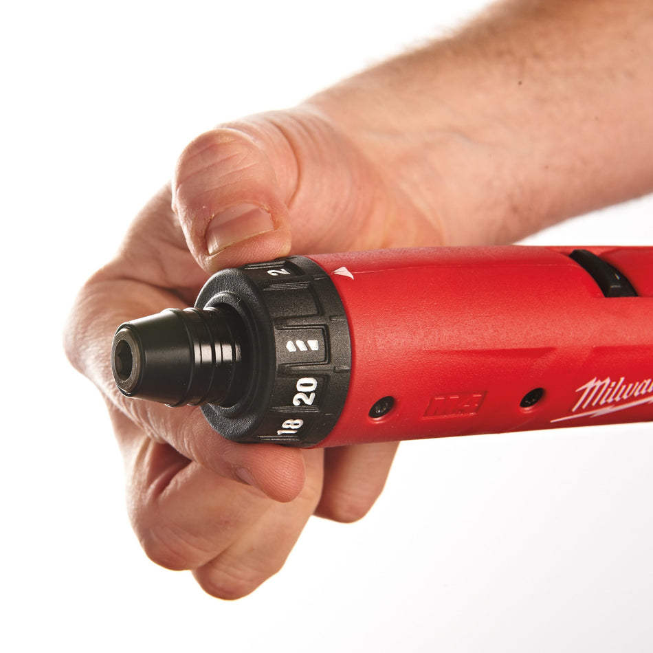 Atornillador M4 con 2 Baterías 2.0 Ah, Cargador y Maletín Milwaukee M4 D-202B