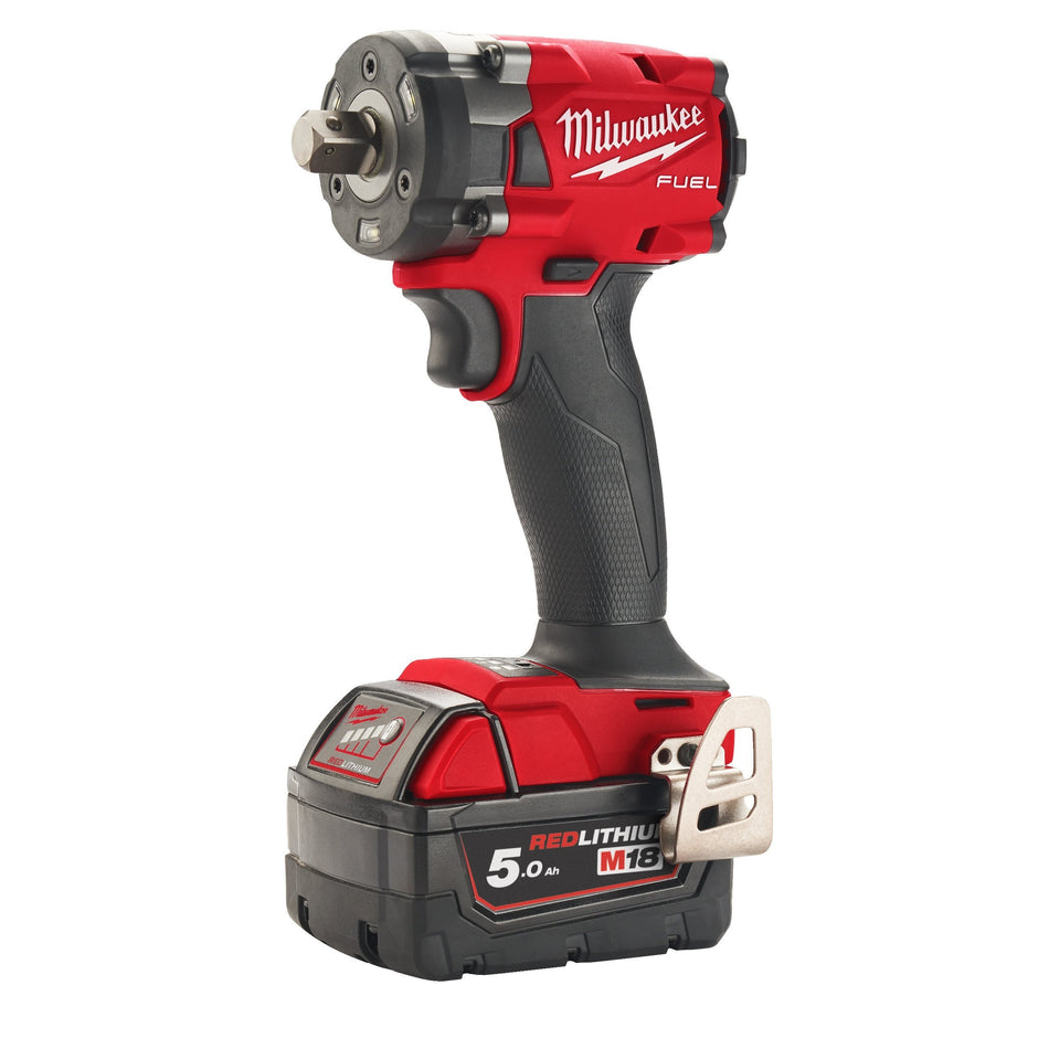 Llave de Impacto ½″ M18 FUEL con Pin de Retención, 2 Baterías 5.0 Ah, Cargador Rápido y Maletín Milwaukee M18 FIW2P12-502X