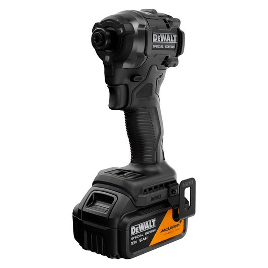 Atornillador de impacto McLaren sin escobillas XR 18V 1/4 205Nm con 2 baterías 5.0Ah y Maletín DeWalt DCF86MP2T