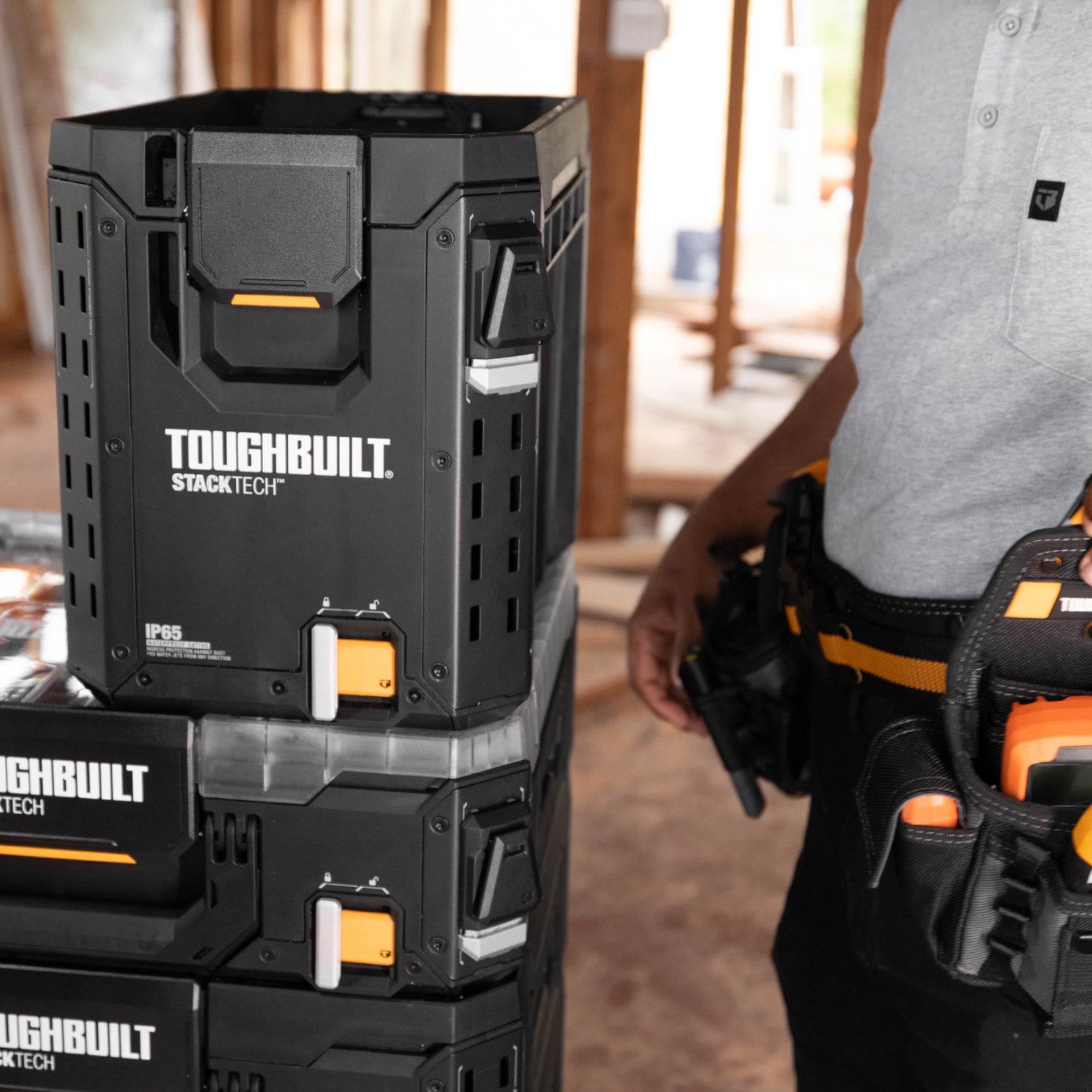 Hubs instalados en riel lateral de caja de herramientas ToughBuilt