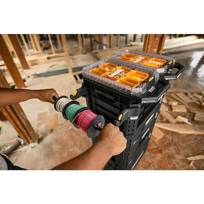 Capacidad para rollos de hasta 165 mm de diámetro en soporte ToughBuilt